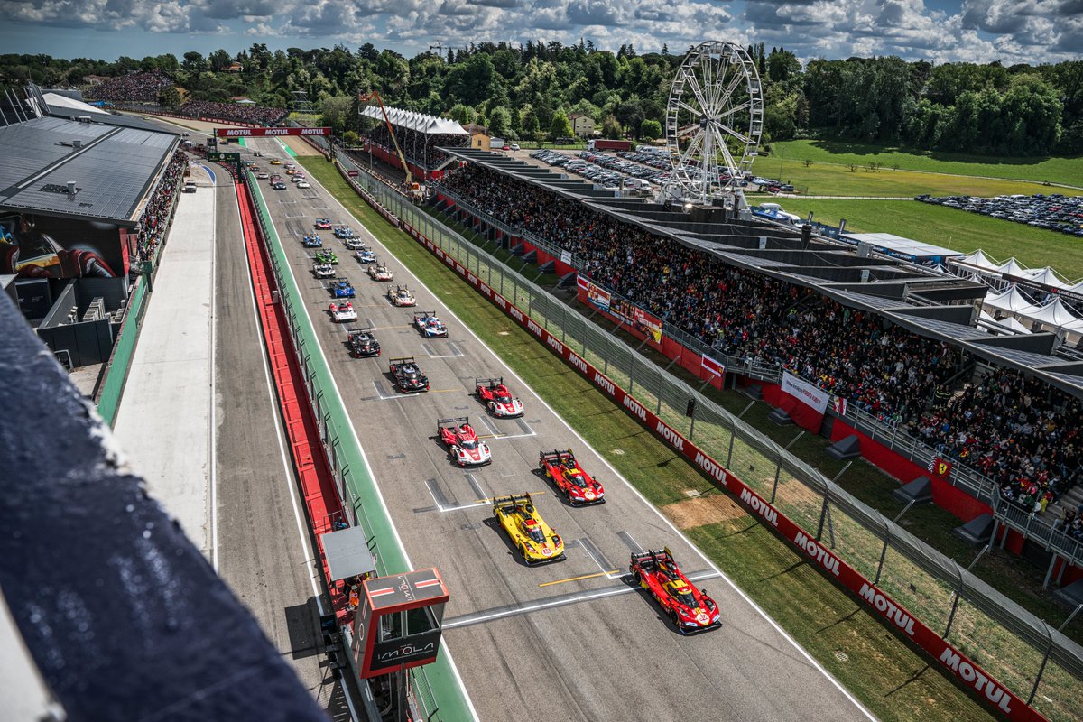 What a beautiful race start shot😍 Grazie Tifosi for providing the best race day atmosphere! #WEC #6HImola @autodromoimola