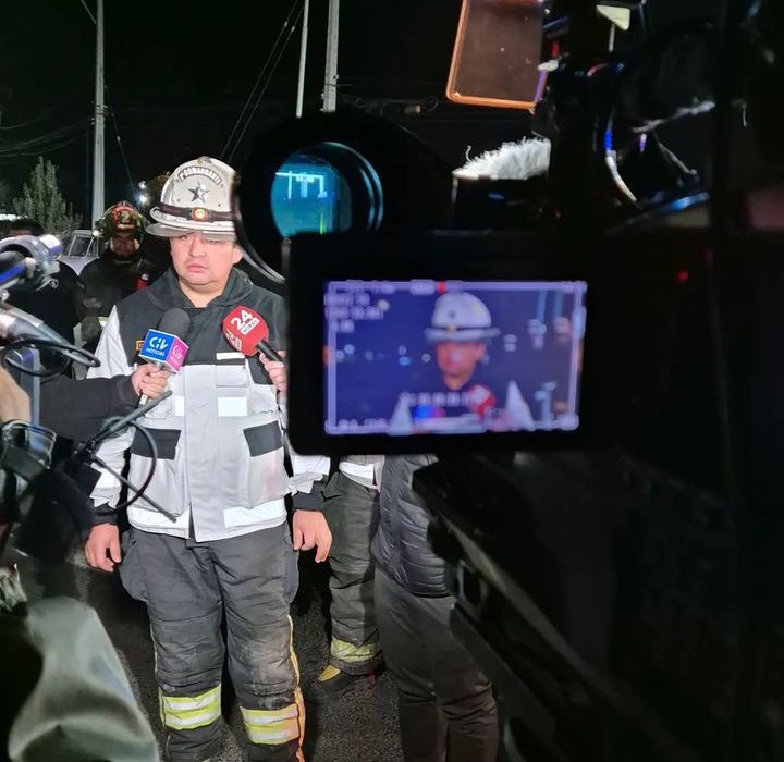 🚨 POLICIAL  ISLA DE MAIPO | Ahora se lleva a cabo procedimiento policial por #Secuestro a Bomberos en La Puntilla comuna Isla de Maipo. Delincuentes simularon accidente de tránsito para cometer el delito. Noticia ya está en medios nacionales . @BomberosdeChile