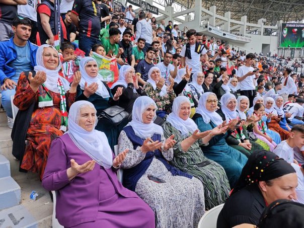 Bir halkın azim ve kararlılığı, o halka elde edemeyeceği hiç bir şey yoktur… Serkeftın ❤️💚❤️ #JinJiyanAzadi #Amedspor