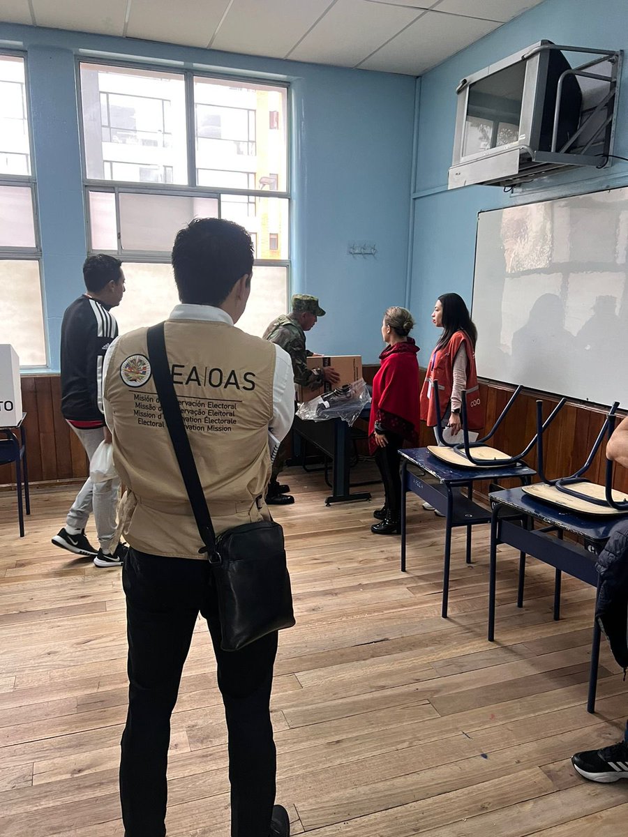 L@s miembros de la Misión de Observación Electoral de la #OEAenEcuador provenientes de 🇦🇷 🇧🇴 🇨🇴 🇨🇷 🇨🇱 🇬🇹 🇺🇸 observaron la apertura de los centros de votación donde hoy más de 13 millones de ecuatorian@s podrán sufragar en el #ReferéndumYConsulta2024.