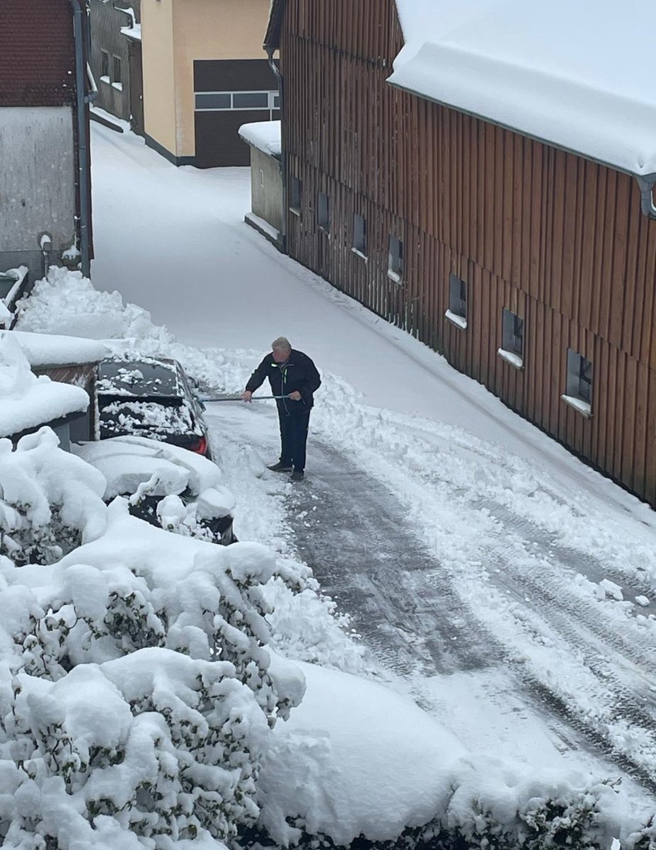 Derweil heute im #Vogelsberg in #Mittelhessen. 
Und am Hoherodskopf sind die Skilangläufer unterwegs. 
#Schnee #Wetter #April