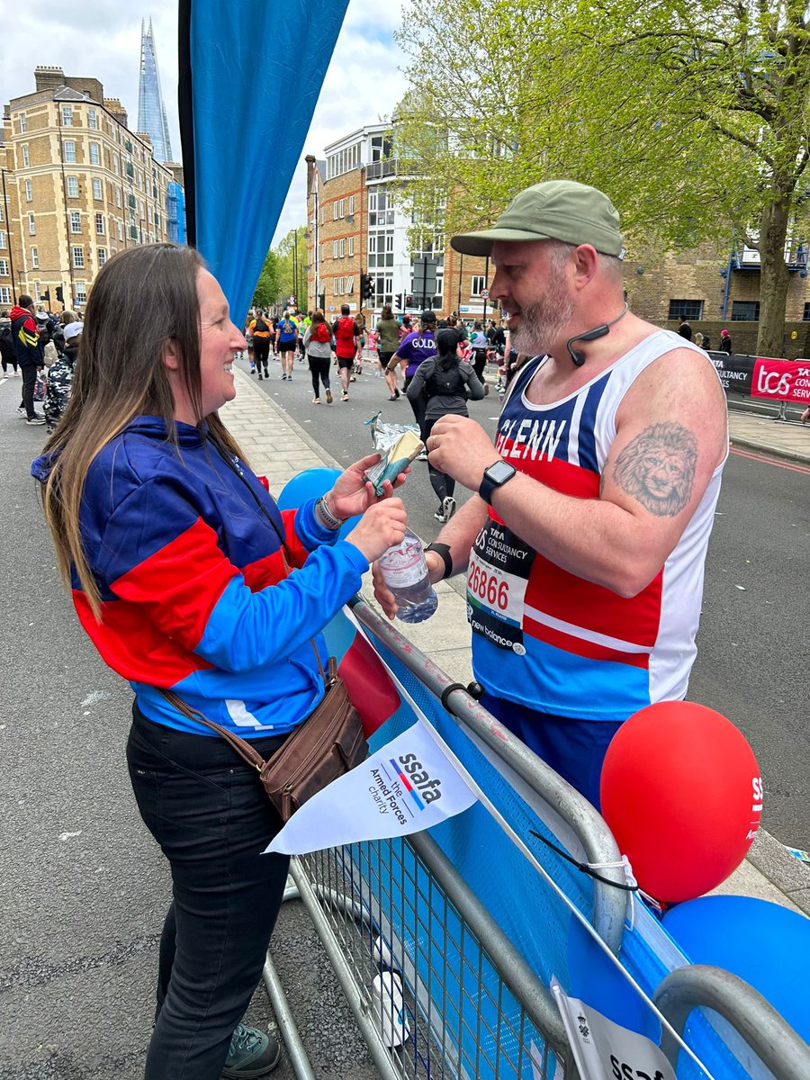 SSAFA's tweet image. A snack in time (saves nine) at mile 12 for #TeamSSAFA’s Glenn Hunter! #LondonMarathon #WeRunTogether