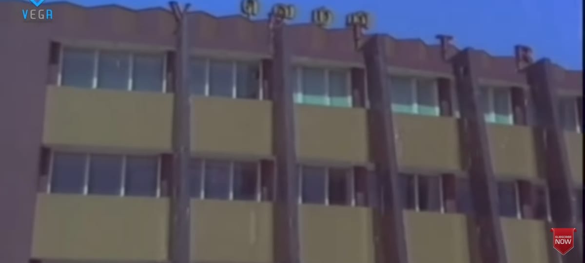 anandhh's tweet photo. Before vikram movie @VettriTheatres made its first appearance in avan aval adhu 80s movie. https://t.co/RXZnKjRV38
