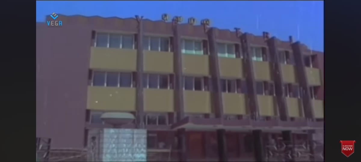 anandhh's tweet photo. Before vikram movie @VettriTheatres made its first appearance in avan aval adhu 80s movie. https://t.co/RXZnKjRV38