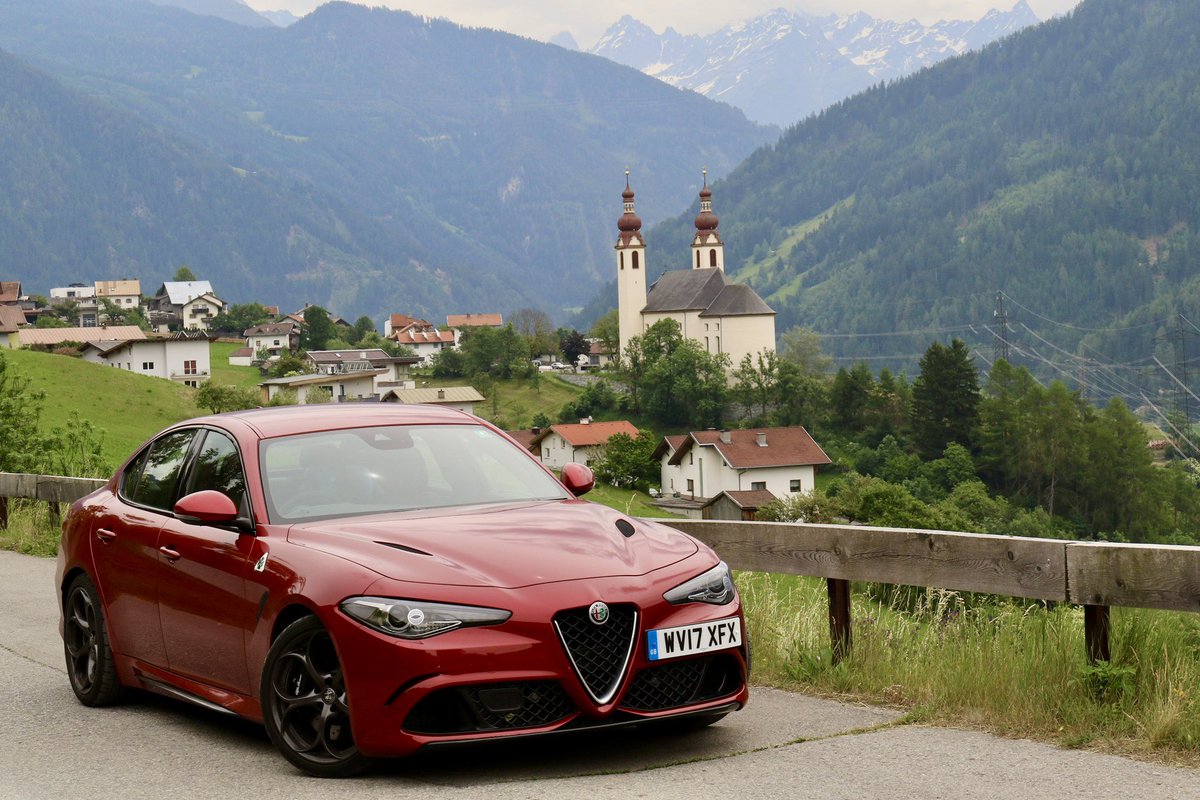 Nice stop for this Italian stallion 🇮🇹🍀
#Alfa #AlfaRomeo #AlfaRomeoGiulia #Quadrifoglio #Italian #Sportscar