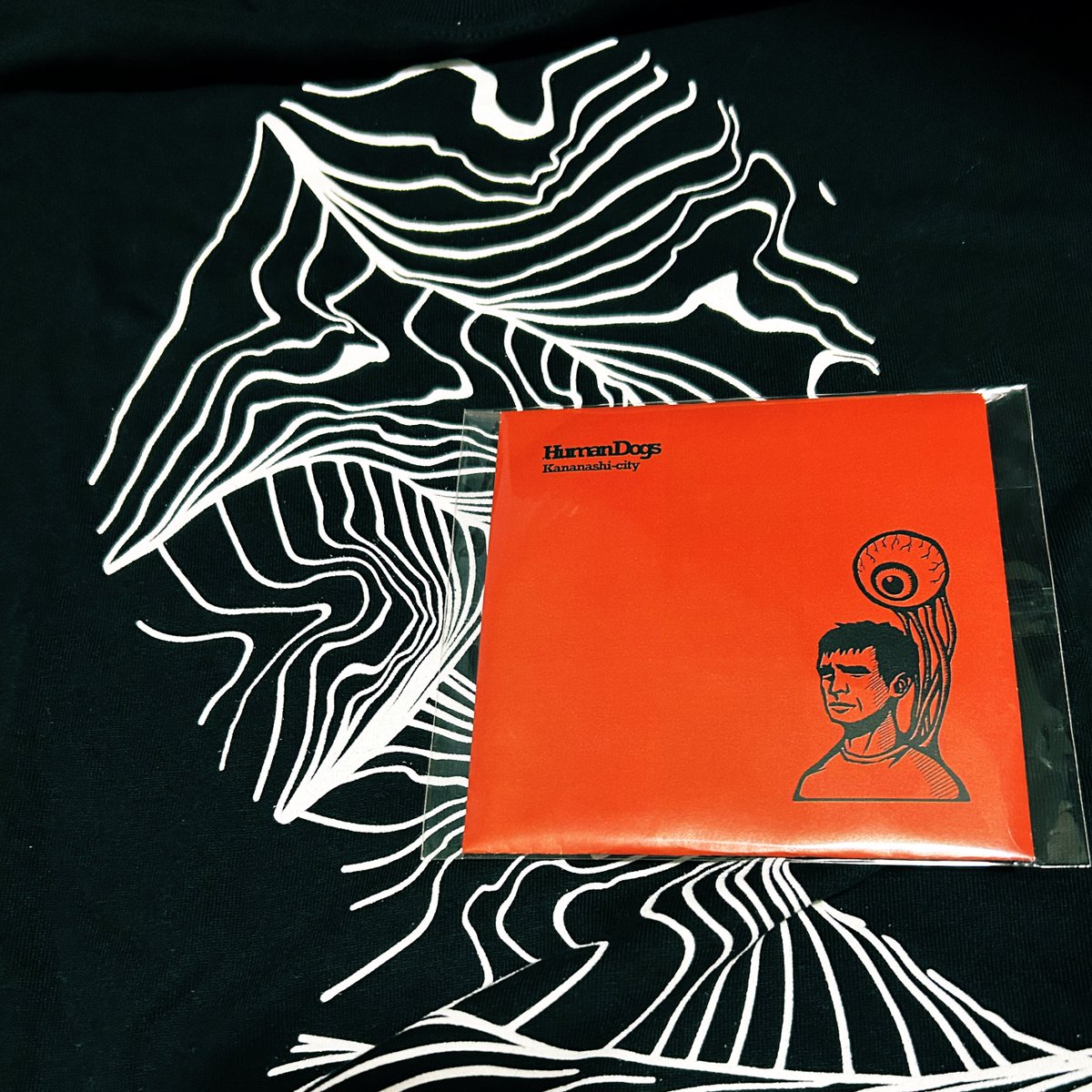 いろいろあって出遅れてしまったのですが、今夜は Human Dogs pre. 『Facing the known』へ。
Epリリースということで、圧巻のライブでした

メンフクロウのTシャツもゲット