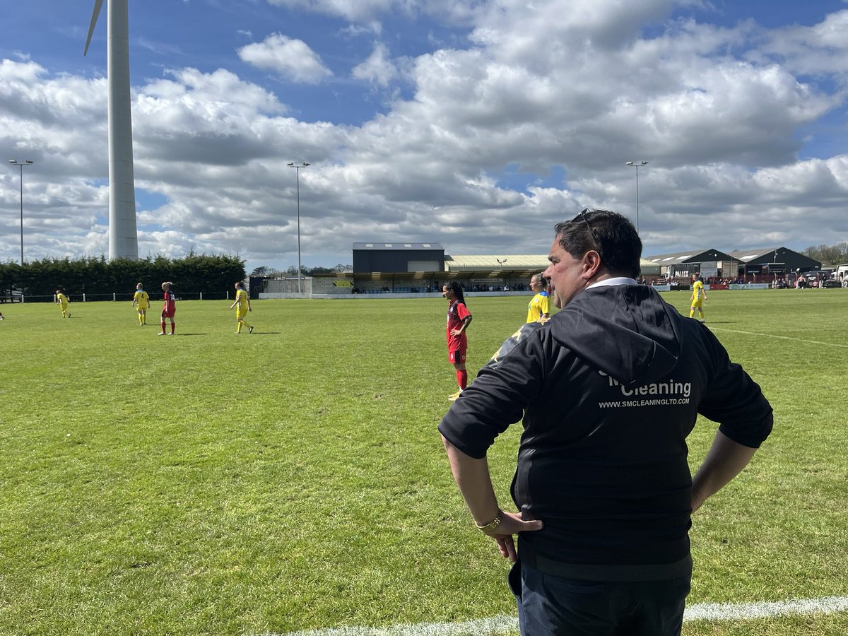 Goal_Mass's tweet photo. Glorious afternoon for #CupFinal @cornwallfa #Womens #CountyCupFinal @HelstonWomen v @LiskeardAFC #women 
Helston settled well first 20mins against their higher league opponents 0-0.  And where else with that huge WindTurbine would it be but our hosts 2day @LauncestonAFC 
#COYB https://t.co/4JRpvg4U3G