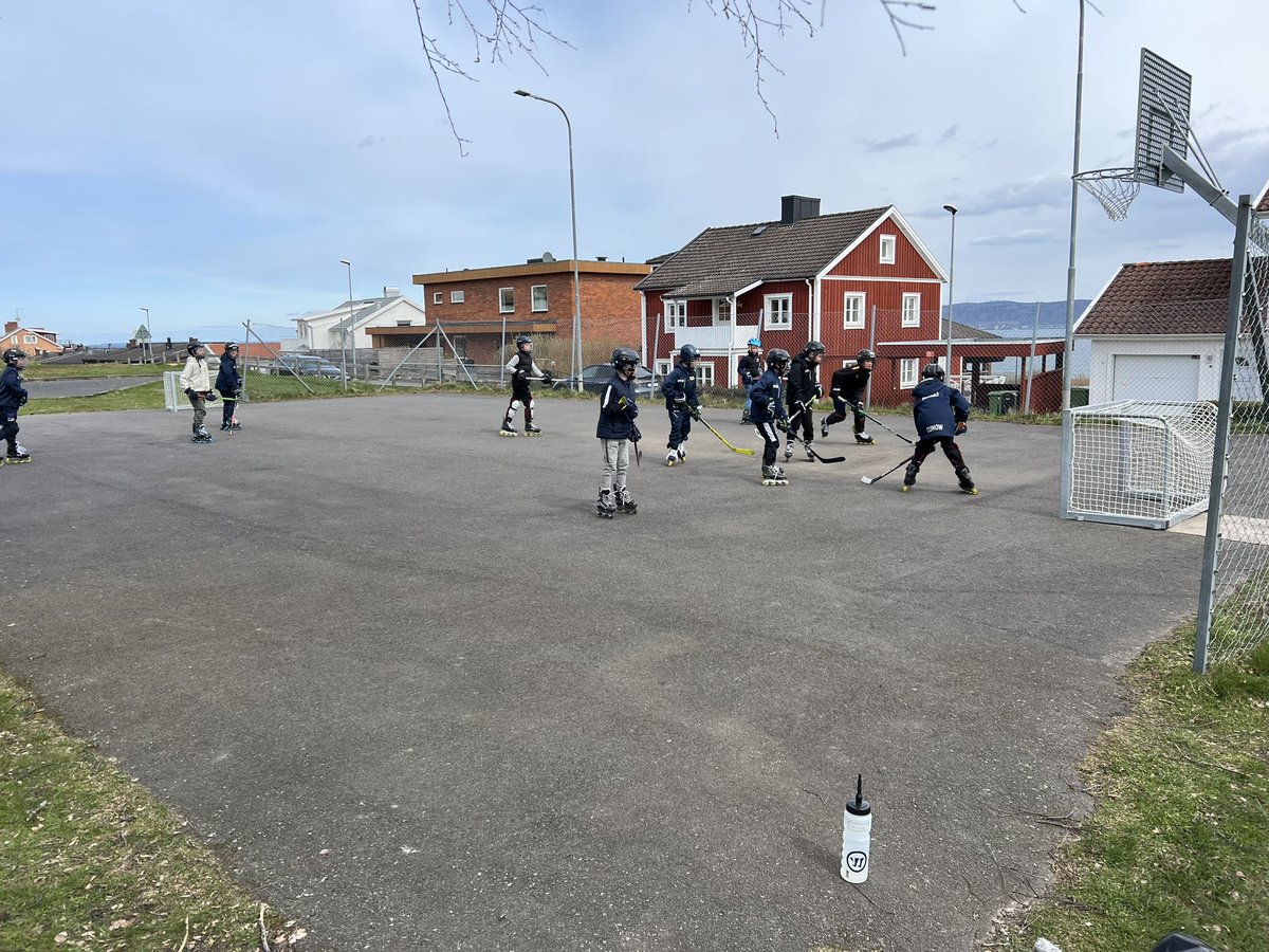 Mikaelsandber16's tweet photo. 1/5 del av HV71 team 15 träffades för lite inlines lir idag. Även en spelare från HC Dalen smög sig in på ett hörn 😉 #HV71 #försäsong #inlines https://t.co/Ox0Mp6uXn9