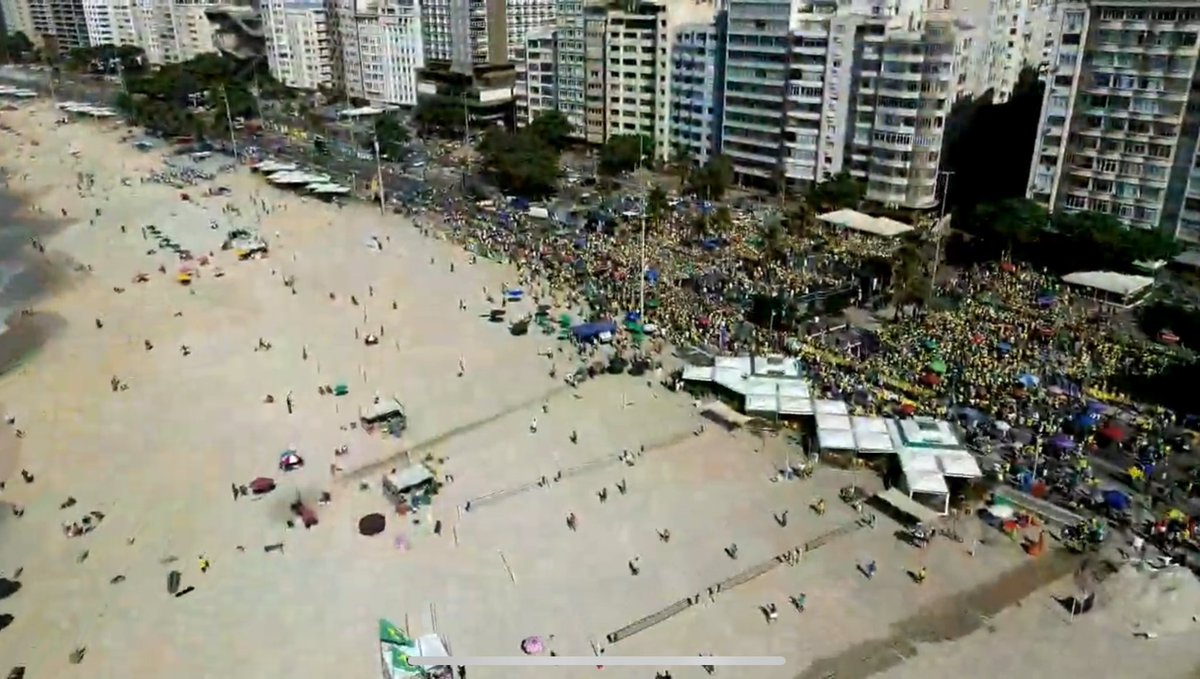 FLOPOU! Imagens aéreas do CarnaGado no Rio de Janeiro. BANDIDAGEM EM COPACABANA