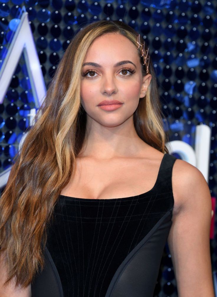 perriebreath's tweet photo. kkk podemos ser sinceros? nunca será a jade de cabelo castanho e mechas loiras, Deus estava com ela no salão de beleza nesse dia 👇🏼 https://t.co/Vi6Prz8bPN