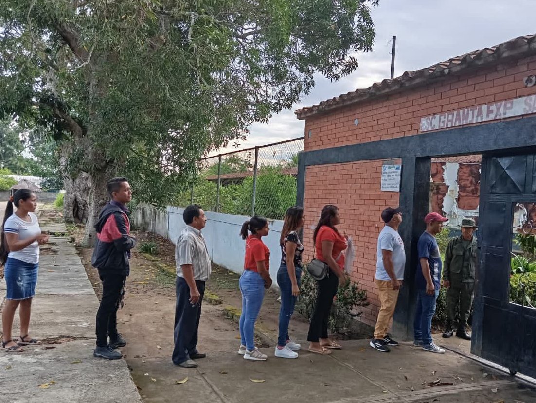 #EnFotos📷| Habitantes del municipio Atabapo, estado Amazonas, ejercen su voto para escoger los proyectos a beneficio de la comunidad en la Consulta Popular Nacional 2024.

#PoderPopularEnVanguardia