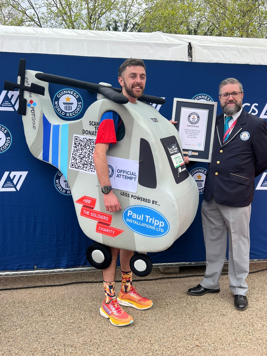 A helicopter?🤯 
Toby Norman ran the fastest marathon dressed as a three-dimensional aircraft for the Army Benevolent Fund 🚁
#LondonMarathon
