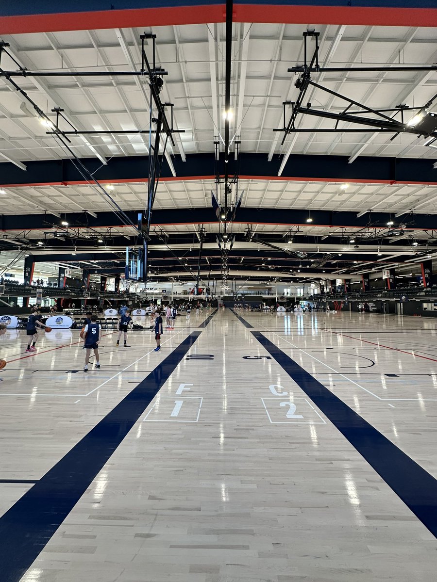 UncleChris_1's tweet photo. About to get the last day started here at the @RL_HoopsNextUP @RL_Hoops #KCShowcase https://t.co/malRadii8I