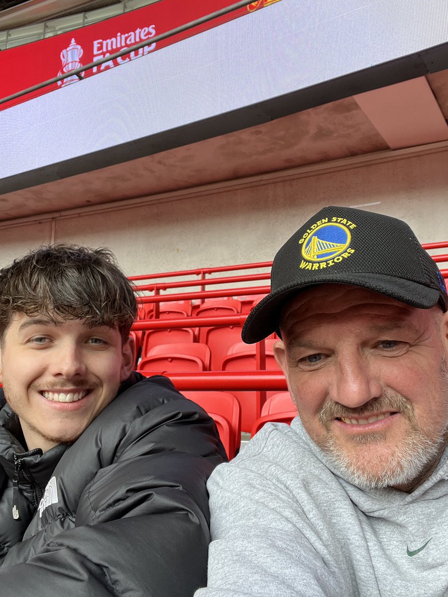 Stevefarr12's tweet photo. @wembleystadium with @Itsbenjimonnn cmon UNITED 🔴⚪️⚫️ https://t.co/36c1Y1blyD