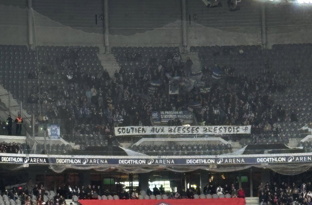 La BANDEROLE de soutien des supporters strasbourgeois envers les supporters bretois blessés. 💙🤍🤝❤️🤍

#LOSCRCSA