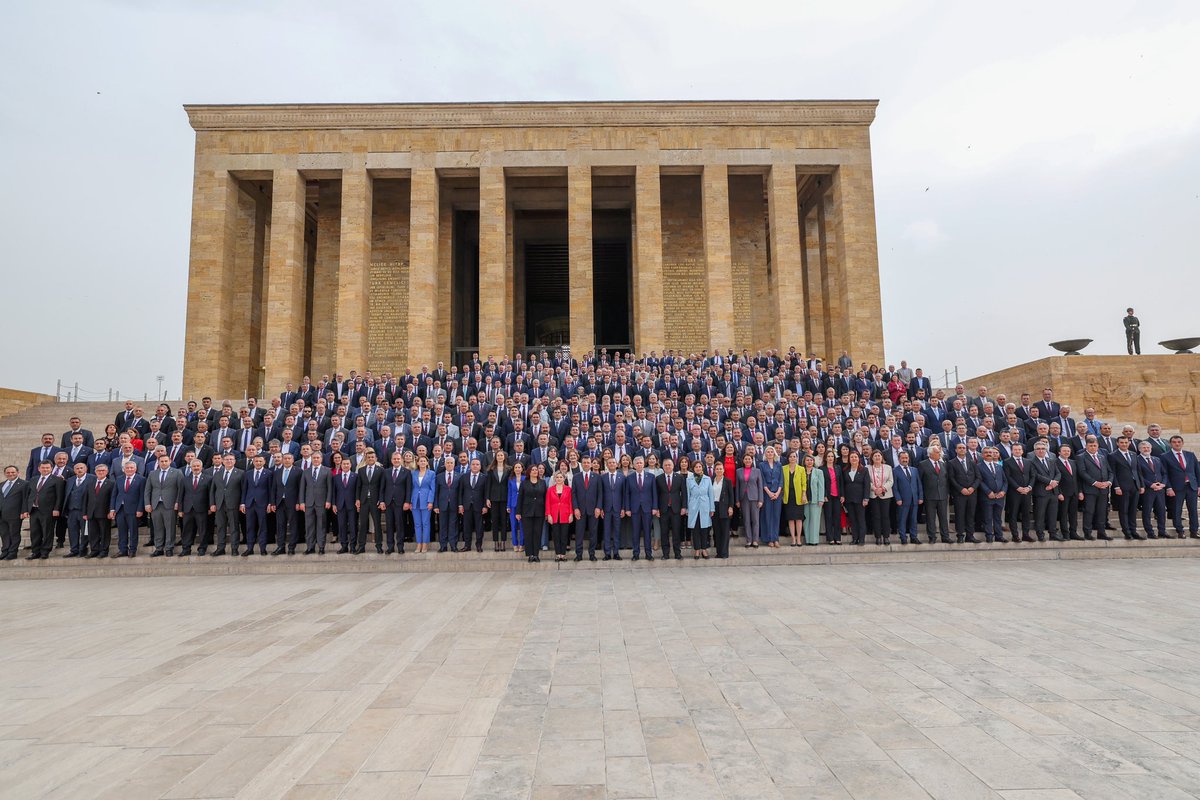 Cumhuriyet Halk Partili belediye başkanları olarak Anıtkabir’de Ata’mızın huzuruna çıkarak başlattığımız iki gün süren çalıştayımızı, Genel Başkanımız Özgür Özel’in kapanış konuşmaları ile tamamladık. Üzerimizdeki sorumluluğu farkındayız. Bunu bir zafer olarak değil yeni bir…