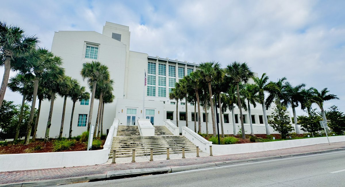 AdrianRavenwood's tweet photo. So here I am at the Ft. Pierce Federal Courthouse patiently waiting for the wheels of justice to roll on! #MaralagoDocumentsCase #Classified #Documents
#JusticeMatters @glennkirschner2 @MikeSington @NycsonaPryanka @MARCIAN2003 @neal_katyal https://t.co/6wIffOLTJY