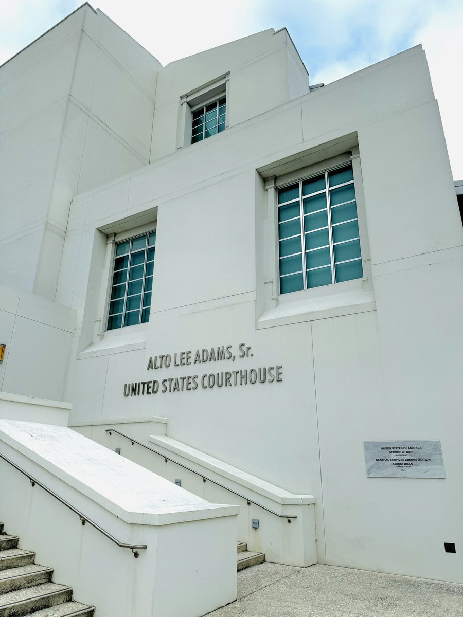 AdrianRavenwood's tweet photo. So here I am at the Ft. Pierce Federal Courthouse patiently waiting for the wheels of justice to roll on! #MaralagoDocumentsCase #Classified #Documents
#JusticeMatters @glennkirschner2 @MikeSington @NycsonaPryanka @MARCIAN2003 @neal_katyal https://t.co/6wIffOLTJY