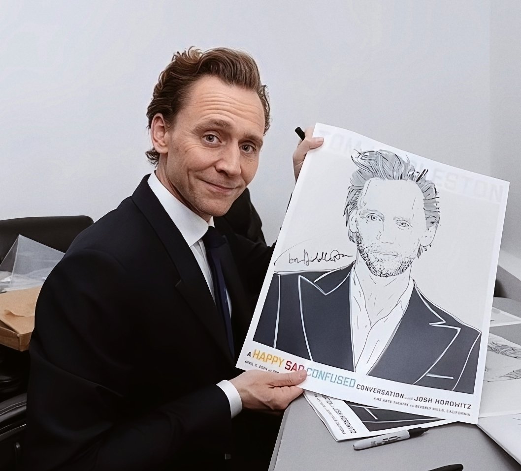 📸| Tom Hiddleston signing some posters for fans.