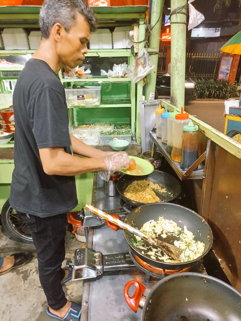 Cobain bubur goreng Bang Juna, jl jeruk Jagakarsa.. ya sama kayak nasgor ditumis telor ayam daun2an, lalu ditumplekin buburnya ke wajan. Rasa ya masih sama kayak bubur tapi lebih berbumbu, ga perlu diaduk lagi udah kecampur soalnya 😁