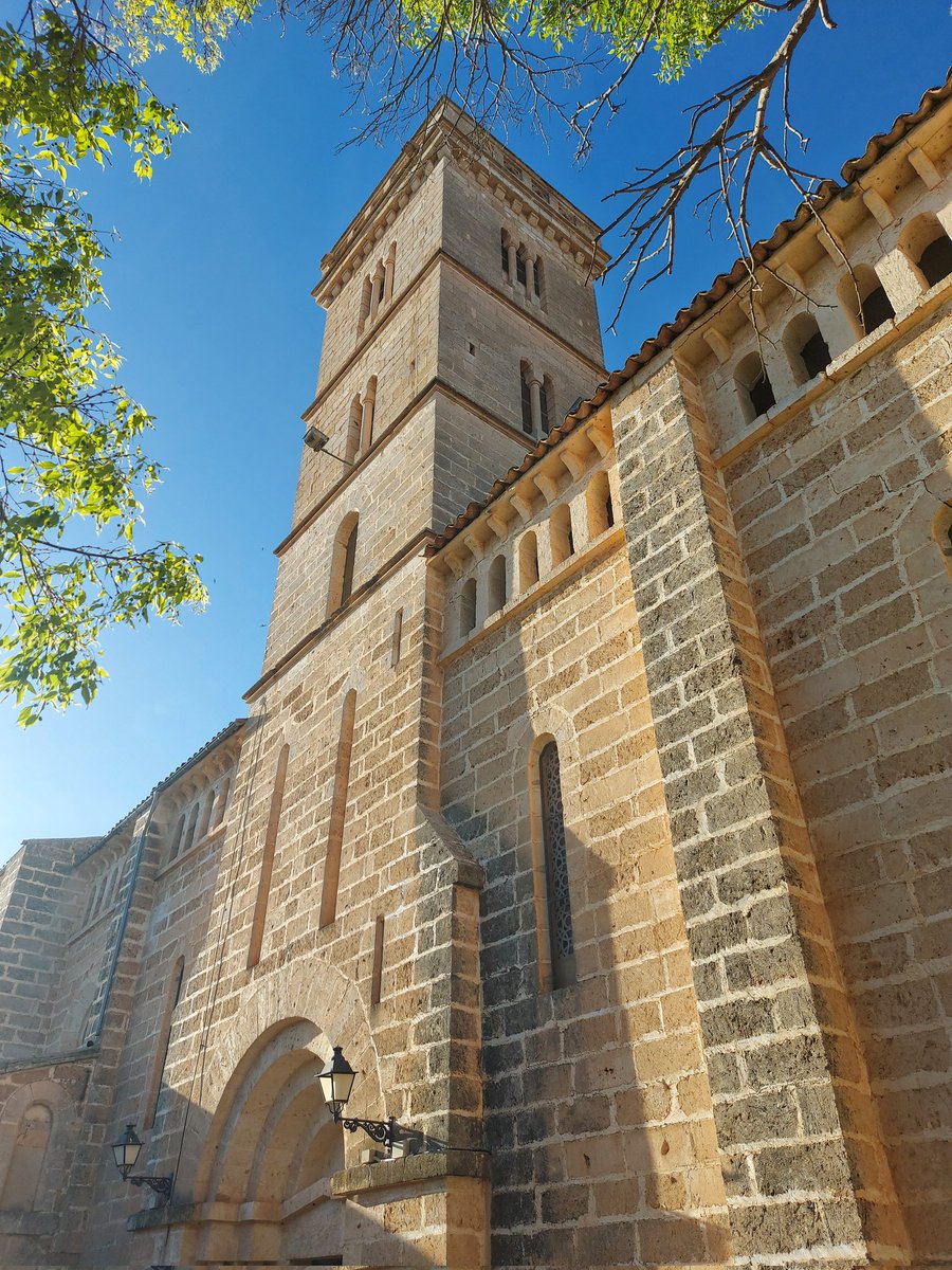 Iglesia de Sant Miquel de  Son Carrio #Mallorca. Se inició su construcción en 1899, a partir de los planos de Mn. Antoni María Alcover, revisados por Joan Guasp y ligeramente modificados por los arquitectos Antonio Gaudí y Juan Rubió. Se inaguró en el 1907.
#DomingosDeParroquia