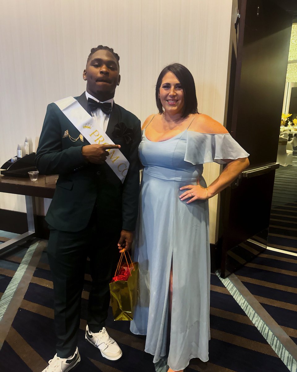 heidie_hardin's tweet photo. Loved seeing all the students have a great time at prom! Loved seeing their personal style and the way they brought Jarvon with them #LLV10
 @theddixon_ @paul8porter https://t.co/3IUNch6TTL