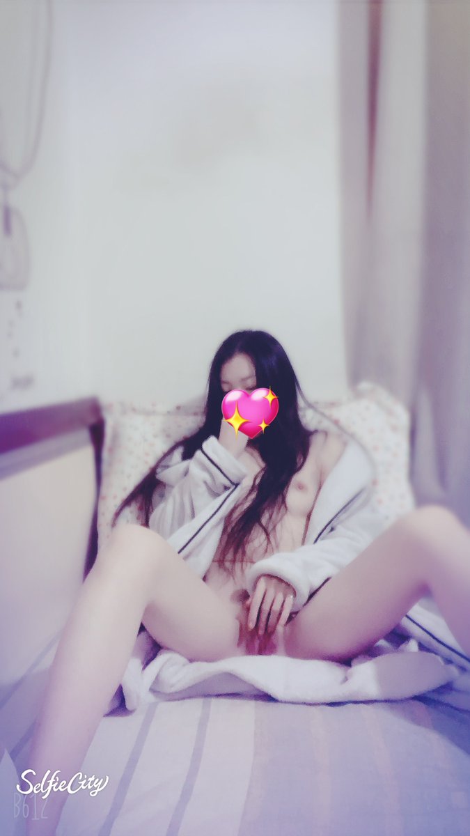 周末快乐，最近比较忙。

看看下周会不会第一次4P吧，和男朋友、他舍友、还有被我破处的弟弟。。。

最近好像比较喜欢发裸照的感觉。。。 https://t.co/72mKrXkSgK