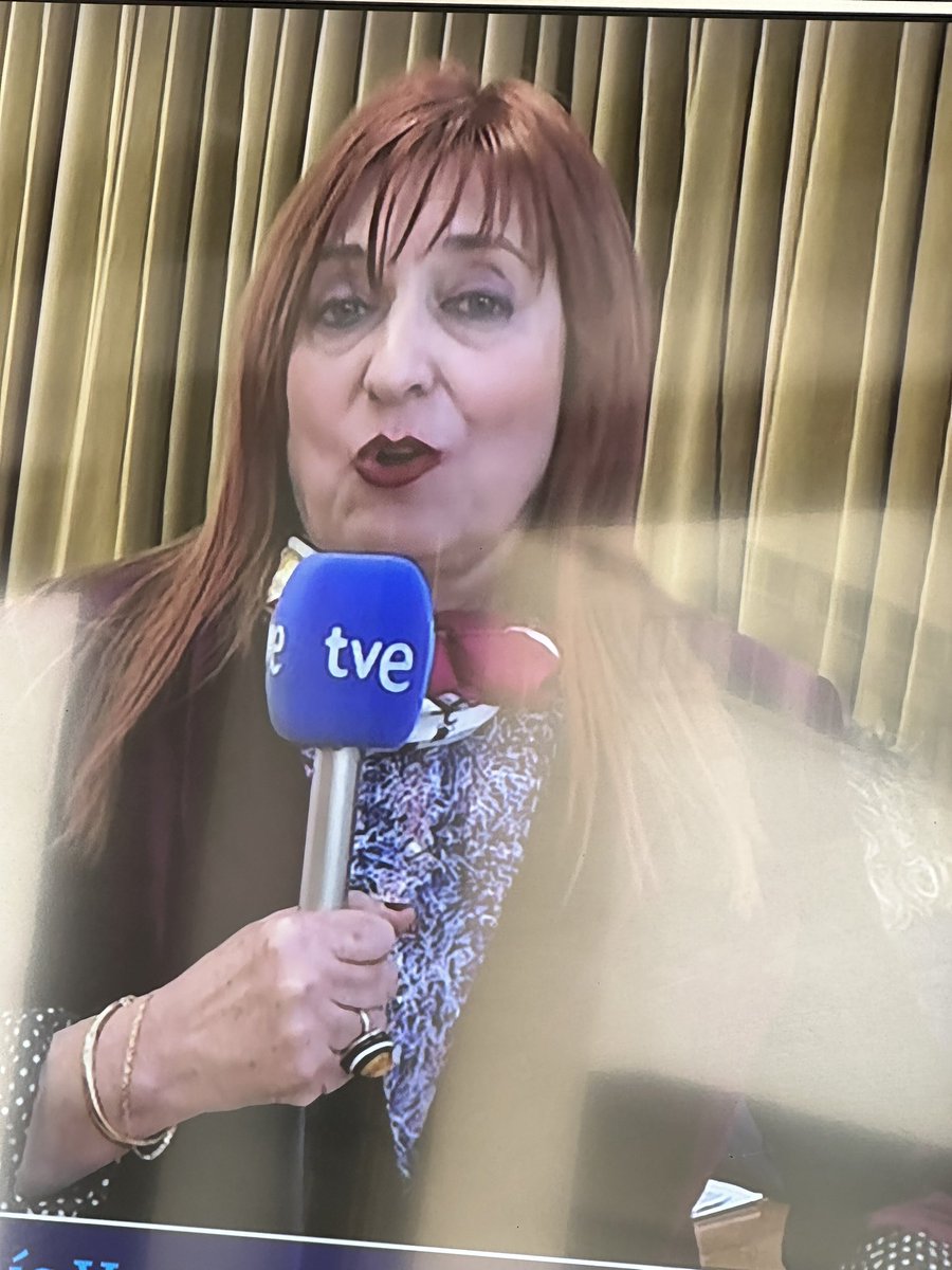 Me encanta la reportera de TVE que cubre las elecciones vascas. Charoak Goekenezeta. Ese pelo rojo me vuelve loca