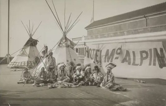 1912 yılında bir fuar için New York’a getirilen on Kızılderili, ayrılan suit odalar yerine otelin terasına kurdukları çadırlarda kalırlar. 

Reisleri New York’un gökdelenlerine bakarak şunu söyler: “Katledilen kardeşlerimizin mezar taşları!”