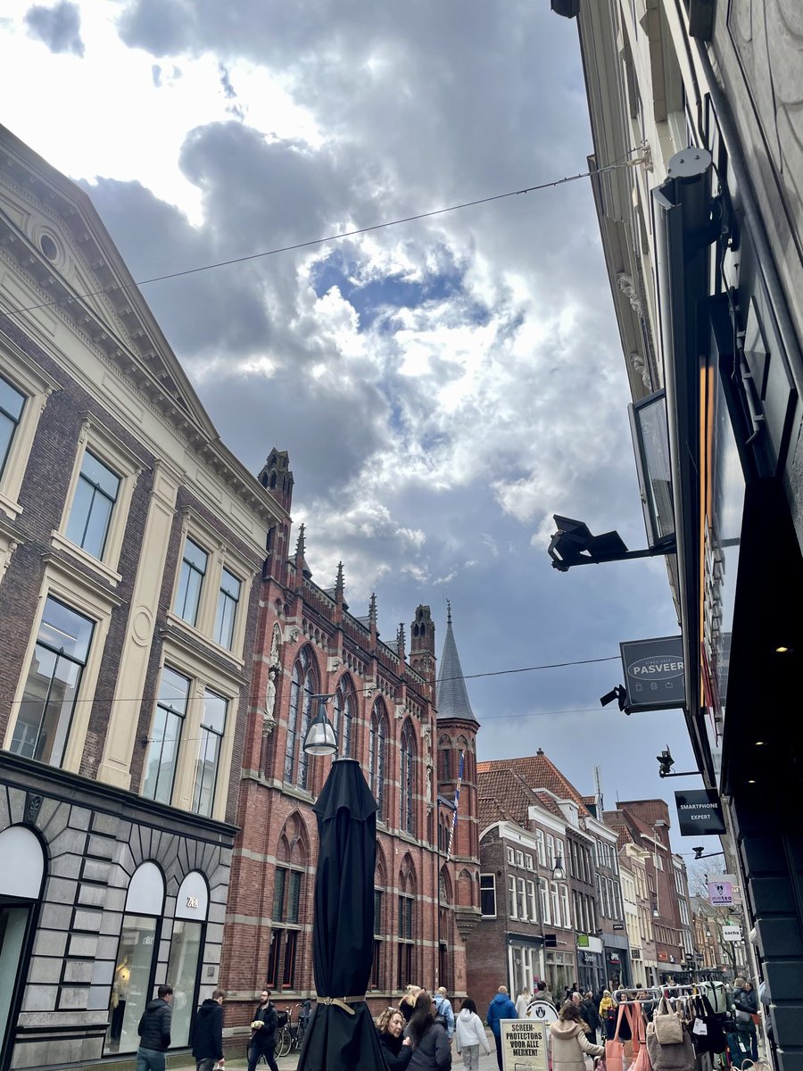 WilOene's tweet photo. Willink wolken #destaatsman #diezerstraat #zwolle #wolken https://t.co/yqkYTe0HYo
