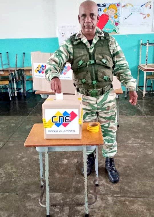 📍 MIRANDA

Líderes comunitarios de la parroquia Laguna de Tacarigua, desplegados en los diferentes centros de votación habilitados para participar en la Consulta Popular Nacional para elegir sus proyectos a beneficio de la comunidad.

#PoderPopularEnVanguardia
#ComunaONada