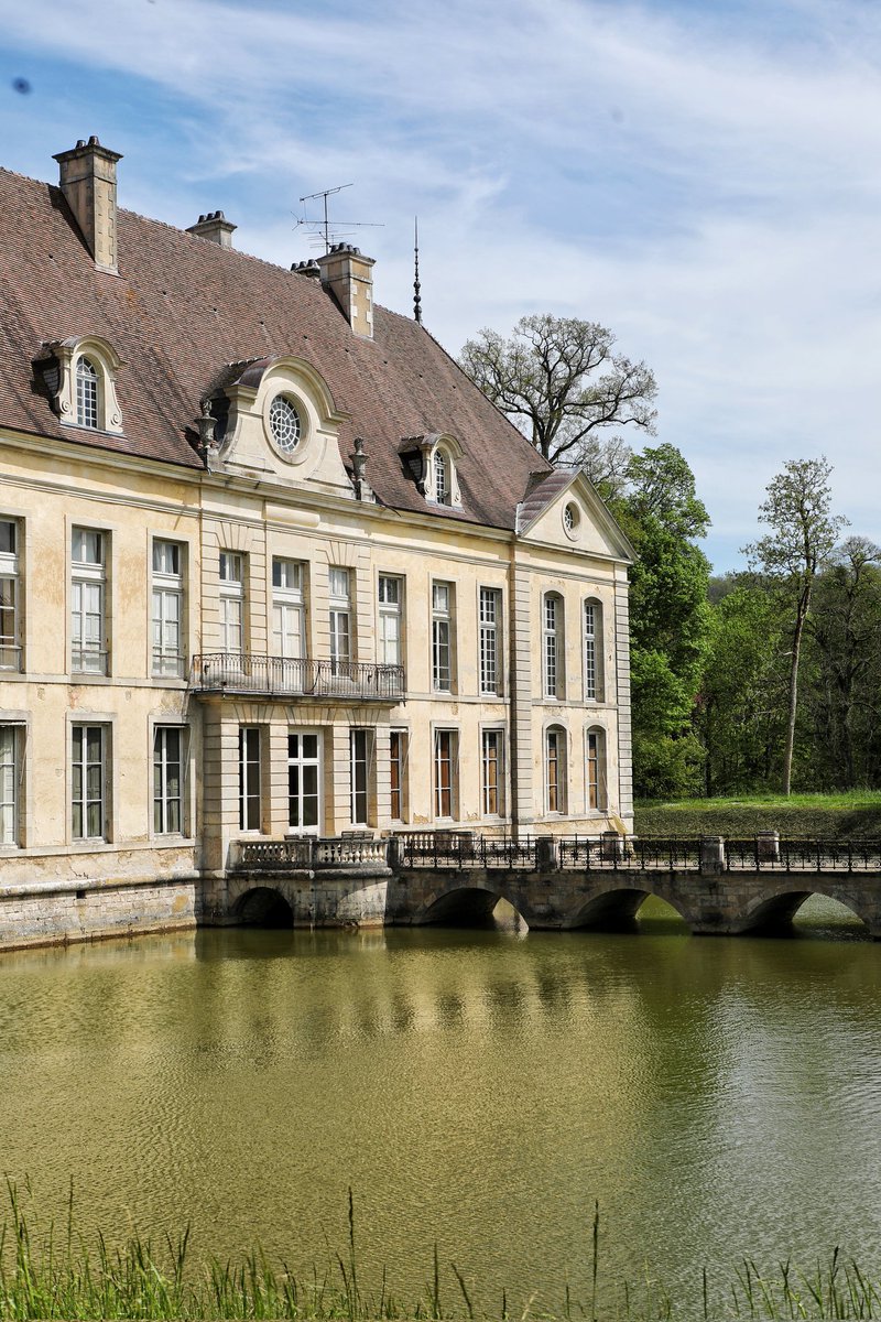 ChateauCommarin's tweet photo. 🔴 𝗔𝗥𝗖𝗛𝗜𝗧𝗘𝗖𝗧𝗨𝗥𝗘 🏰 | À l'arrière, #Commarin nous présente un tout autre visage ! Que pensez-vous de cette façade ? 🙂
Une visite du château vous permettra de découvrir tous les secrets de cette demeure. 🙏
🌐 https://t.co/FxuLqI7weE https://t.co/e1rhHQdfDF