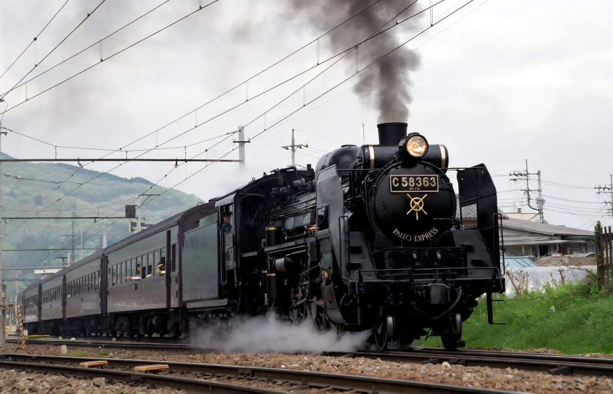 yukikazeful's tweet photo. 秩父鉄道パレオエクスプレス。
25年ぶりに旧客運行が行われましたよね！。
これは30年ほど前に撮影したもので最後尾にデキが連結されていました。
カラーは皆野駅付近で96年5月撮影。
モノクロは大麻生～明戸で94年8月撮影。押切橋の近くで現在も撮影ポイントになってるよ。

＃秩父鉄道 https://t.co/2w66PdbGxP