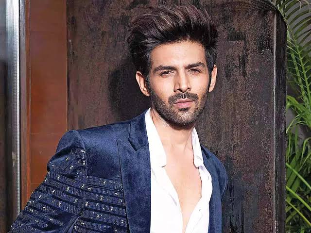 𝐁𝐈𝐆 𝐁𝐑𝐄𝐀𝐊𝐈𝐍𝐆 ! 𝐄𝐱𝐜𝐥𝐮𝐬𝐢𝐯𝐞 : Kartik Aaryan Is In Talks With Suparn Verma For Rom-Com Film ✅

Suparn Verma has Directed Rana Naidu Series and Some Episodes Of Family Man ✅

#KartikAaryan