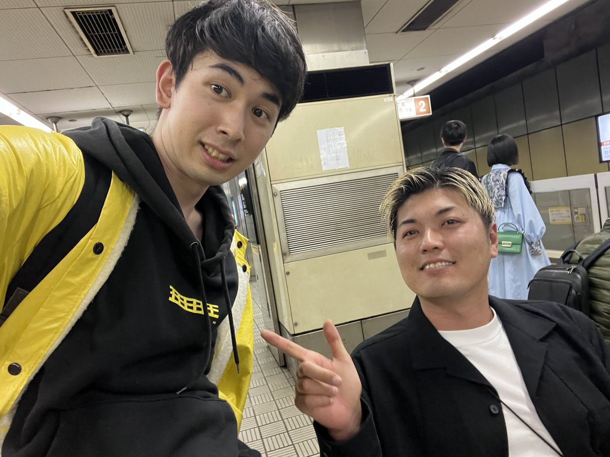 kenta9000000000's tweet photo. 2018年　お笑い好き荒木、あしなっすさんの#8EE の服を購入

2022年　芸人デビュー

2024年　からし蓮根伊織さんに「#8EE 着てるやん」と気づいてもらえる

今日　ご飯をご一緒させていただく

これはごめんなさい、記録に残させてください！！ありがとうございます！！ https://t.co/Sv6RBpNYsi