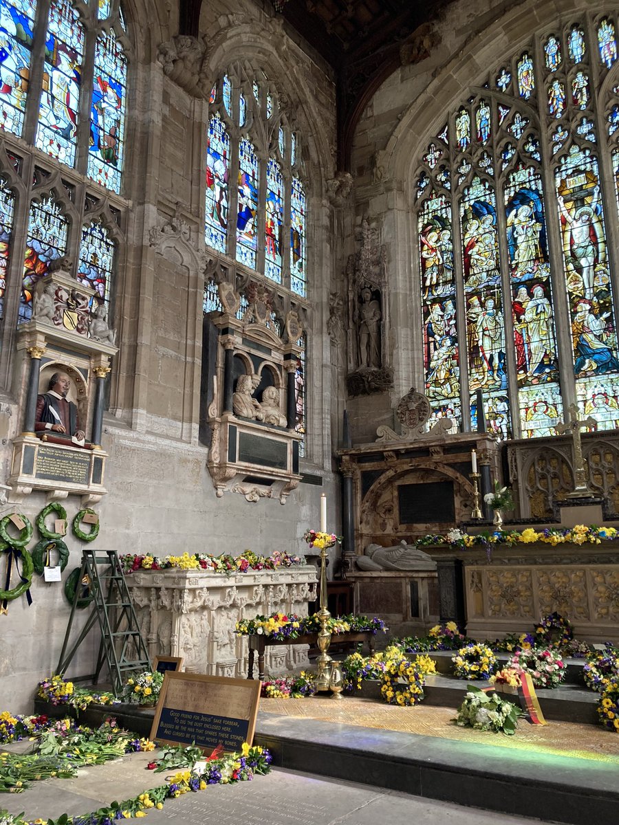 Flowers and wreaths, given by townspeople and international delegations alike, festooning Shakespeare’s grave in Holy Trinity Church, Stratford-upon-Avon, after today’s Shakespeare Sermon. 💐