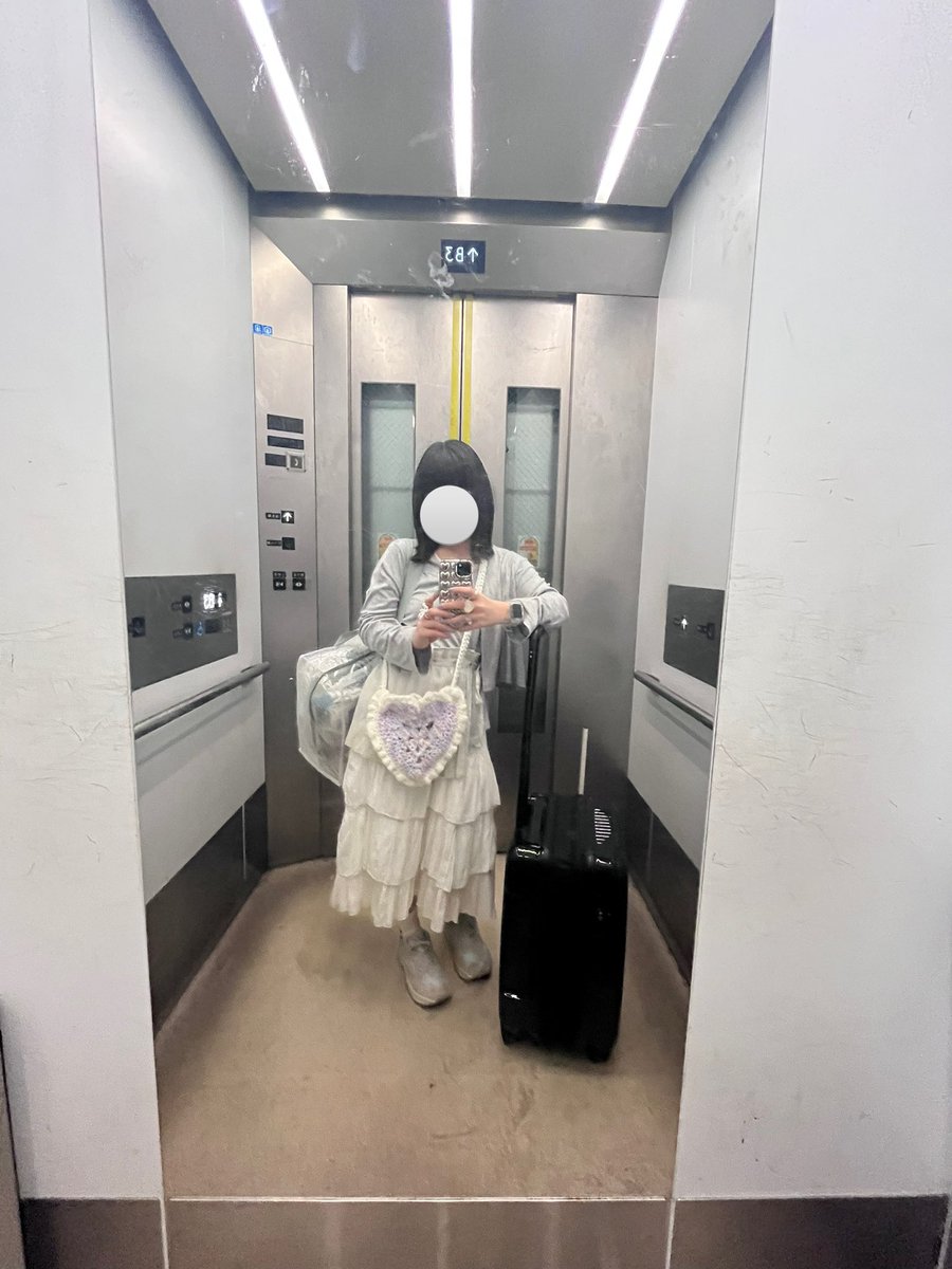 遅ればせながら…カワクリ横浜ありがとうございました！我が地元横浜、感慨深いものがありました❣️
写真は荷物の重さにエレベーターでカッコつけながら絶望してる私です