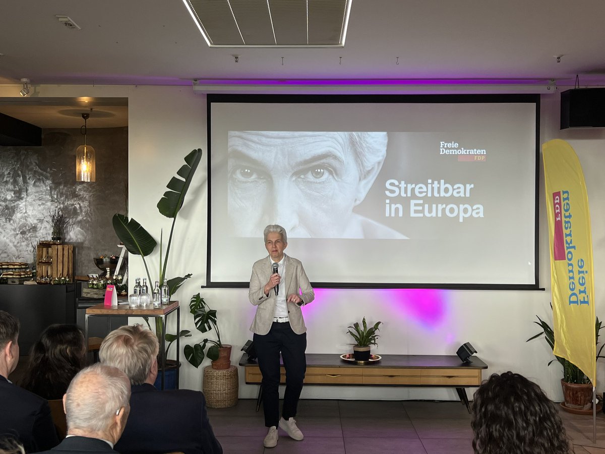 Volles Haus beim #Europa-Wahlkampfauftakt mit @MAStrackZi & @AssjaEvg in #Berlin. Als Freie Demokraten wollen wir eine #EU, die #Freiheit, #Sicherheit & #Demokratie schützt, die #Wachstum stärkt sowie Autokraten & Diktatoren weltweit Paroli bietet. @fdp #streitbarineuropa