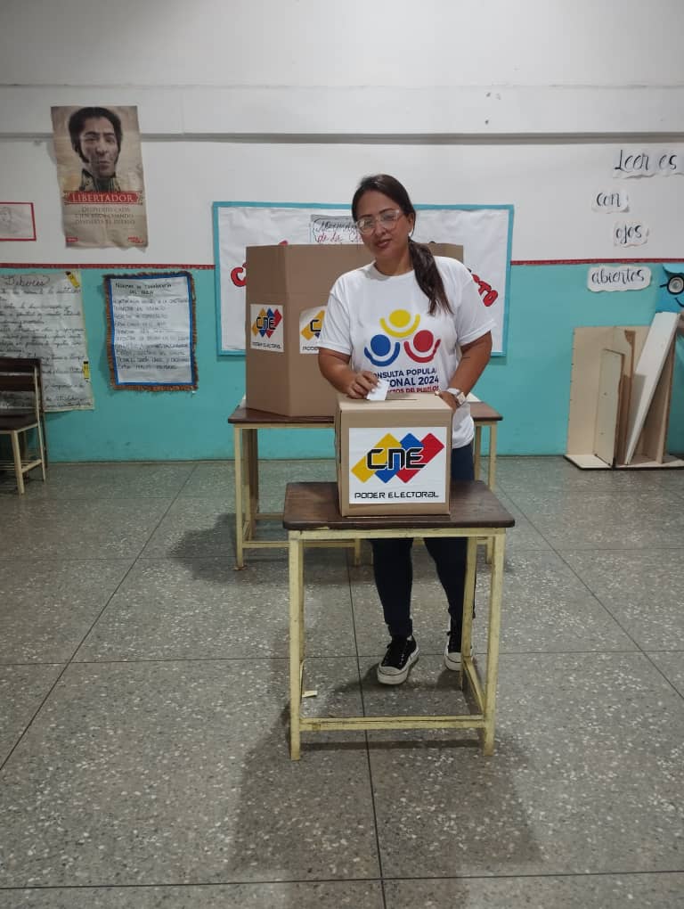 SafonappVe_'s tweet photo. #Lara | A esta hora se registra una masiva asistencia del pueblo a la Consulta Popular Nacional 2024.

Activos 1.057 centros electorales para un total de 311 Circuitos Electorales Comunales, distribuidos por municipios en el estado Lara. 

#ComunaPuedeMás
#ComunaONada https://t.co/dooK8d8Qft