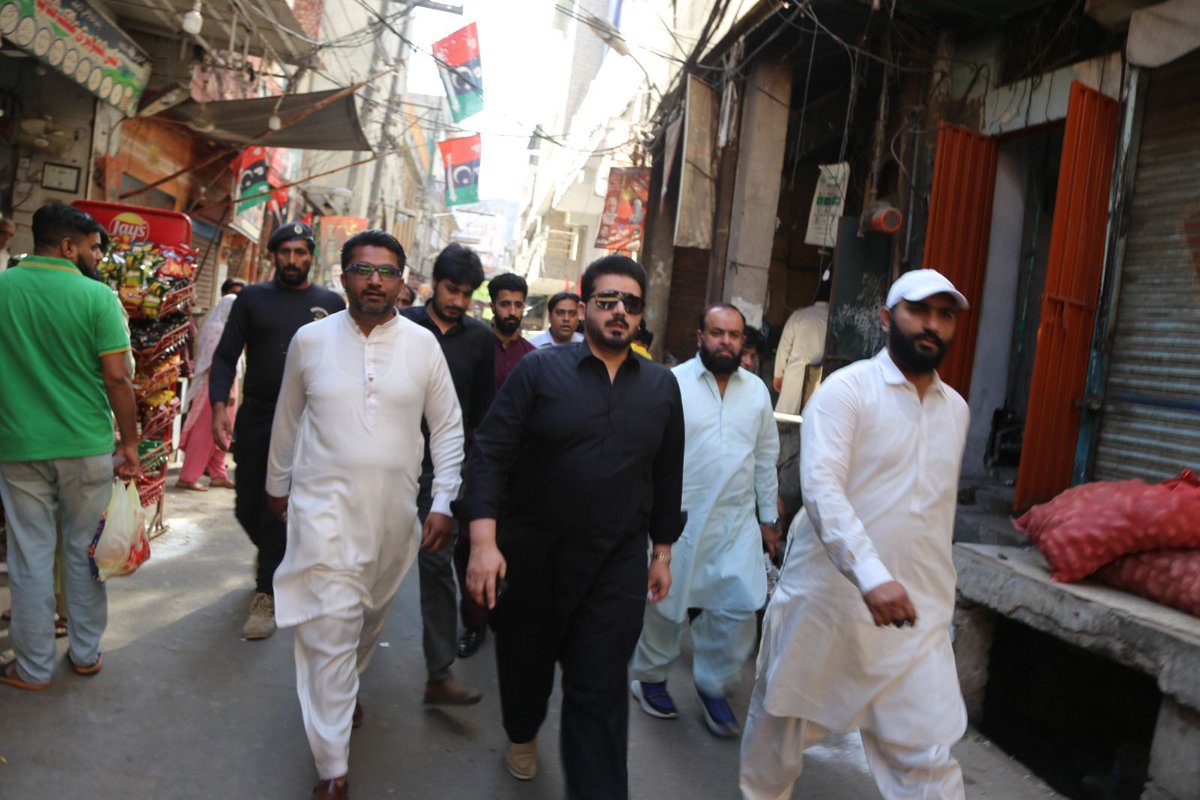 آج اپنے ساتھیوں اور کارکنان کے ہمراہ PP147 کے پولنگ اسٹیشنز کا دورہ کیا.
دن کا آغاز اپنے آبائی علاقہ اندرون موچی گیٹ میں ووٹ ڈال کے کیا. ہر شہری کے دل پر عمران خان کی حکمرانی ہے. موجودہ حکومت تمام اخلاقی طاقت کھو چکی ہے.