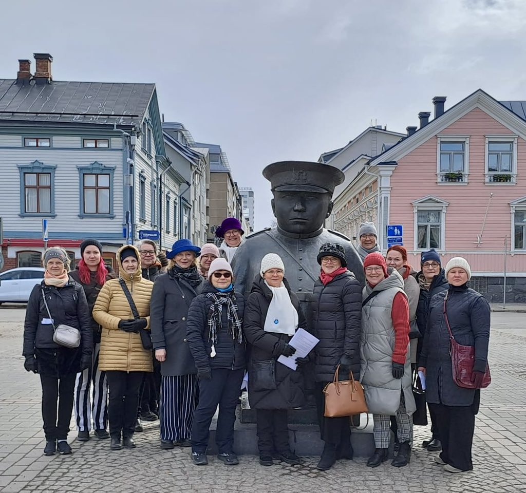 Maanpuolustusnaisten liittopäivät järjestettiin tänä vuonna Oulussa. Lauantaina paneuduttiin teemaan ”Toivo luo turvallisuutta” usean asiantijapuheenvuoron avulla. Illan kohokohta oli kaupungin vastaanotto. Liittopäivien päätteeksi kävimme moikkaamassa Toripolliisia.