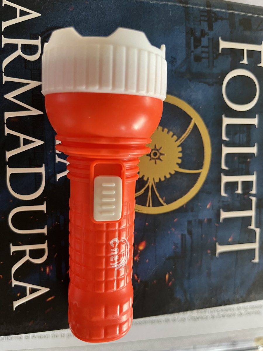 yaerueuphemia's tweet image. Por si se va la #luz en el #recinto , está para meme. La linterna entra dentro de un libro chiquito.