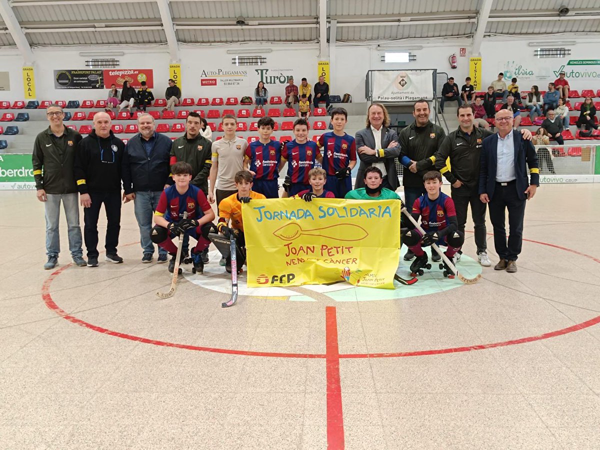 FCBhoquei's tweet photo. Els nostres equips han lluït el braçalet @AmicsJoanpetit en la jornada solidària impulsada per la Fundació i amb la col·laboració de la @FCPatinatge
𝐓𝐎𝐓𝐒 𝐔𝐍𝐈𝐓𝐒 𝐄𝐍 𝐀𝐐𝐔𝐄𝐒𝐓𝐀 𝐋𝐋𝐔𝐈𝐓𝐀 💪
#JornadaSolidariaJoanPetit #stickcontent #stickcontenta https://t.co/jsXf4lypTA