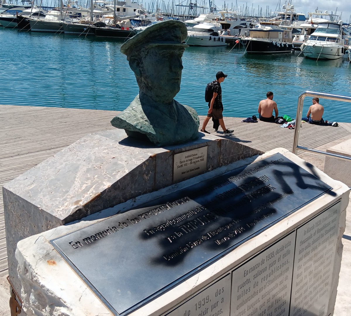 iperezrico's tweet photo. Cuando hablan de concordia, están haciéndolo de ésto, de borrar la memoria con una clara visión fascista
¡Ellos mismos se retratan! https://t.co/xcSeHvZ342