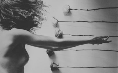 AnaBolena33's tweet photo. "Aquel que no se atreve a agarrar la espina no debería ansiar la rosa".
(Anne Brontë) 

© Mira Nedyalkova https://t.co/1SGTk2WZln