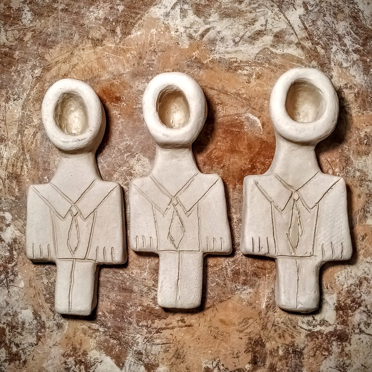 pirog_ot_Moniki's tweet photo. Trio.
#CeramicPipe
#PrimitiveArt
#FigurineHumans https://t.co/nHlCNKGL46