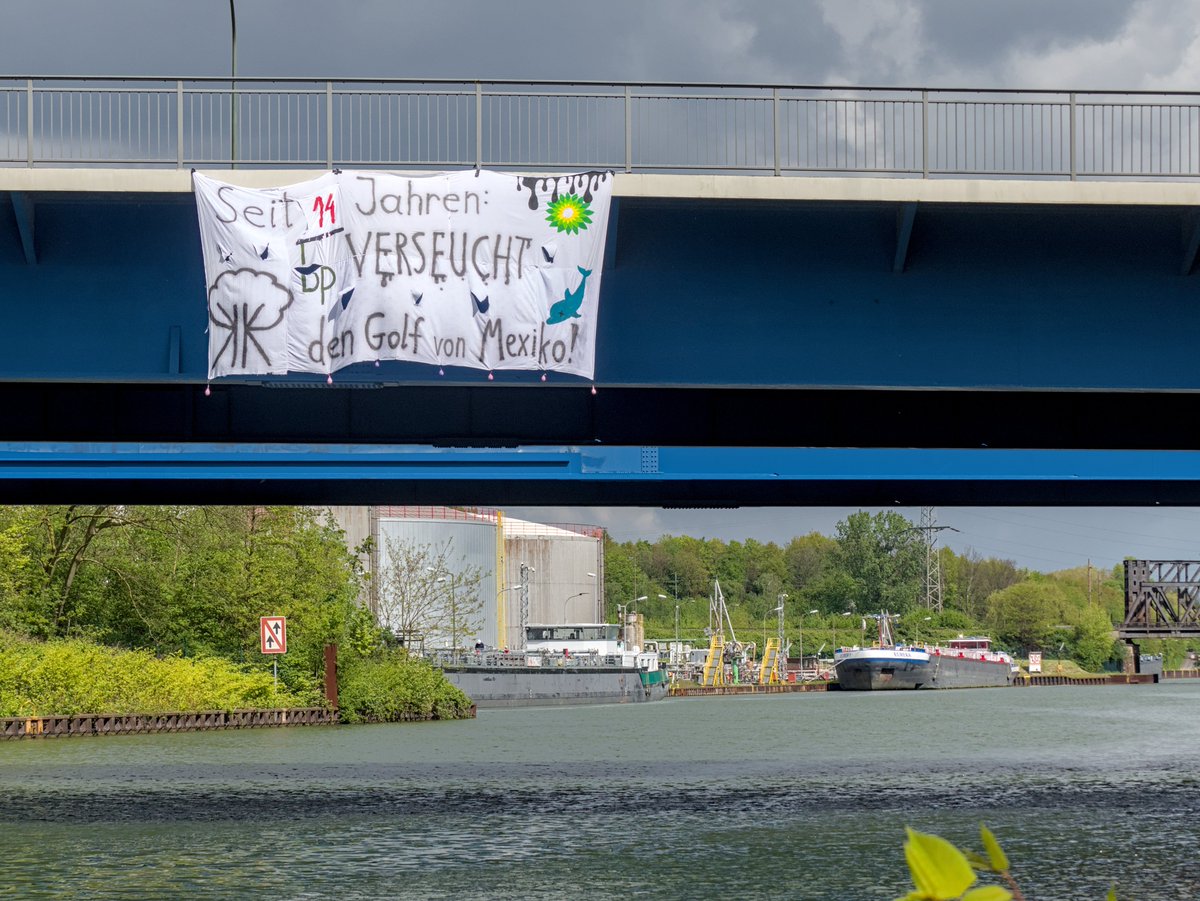 Vor 14 Jahren hat BP mit der #DeepwaterHorizon die größte Ölkatastrophe der Geschichte ausgelöst - und bohrt trotz dessen und der eskalierenden #Klimakrise weiter nach Öl! Daher haben wir ein Bannerdrop am Ölhafen #Gelsenkirchen veranstaltet 👇