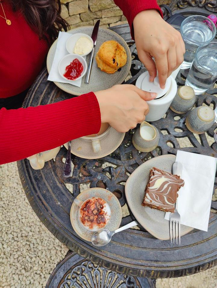 Today is National Tea Day! 🍵 To mark the occasion, here’s current #Chevening Scholar @AmalDurrani enjoying a quintessentially English afternoon tea in the Cotswolds! But the real question is, when it comes to scones, does the jam or cream go on first?! chevening.org/current-cheven…