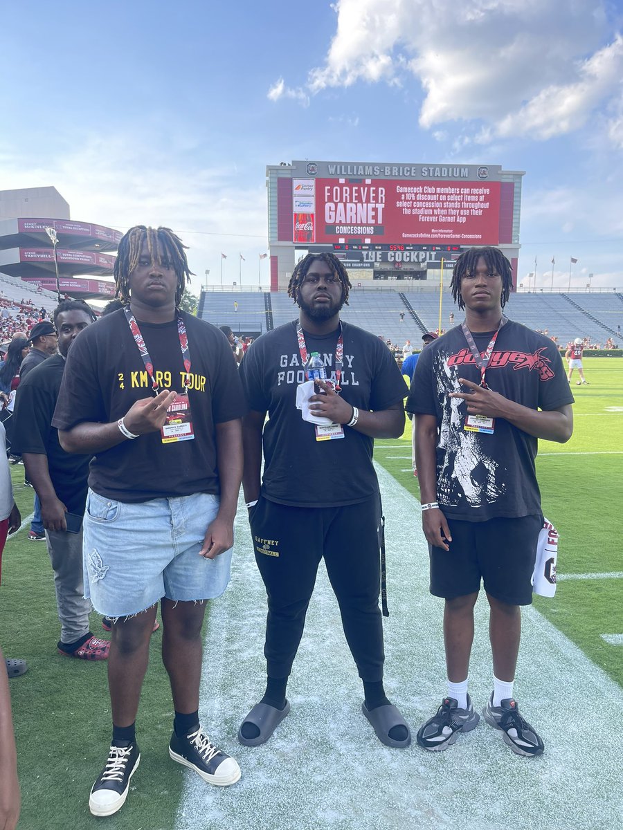 I enjoyed my time at @GamecockFB at the Spring game yesterday Thanks @CoachSBeamer @togray14 @southpointeFBSC @ChadSimmons_ @SWiltfong_ @TomLoy247 @GregBiggins @LemmingReport @RivalsFriedman @kj_burg @CoachTroop3 @coach_o_sports @ryanMosley0 @Abaxter2026 @DesmondGreen76 @Jaylon