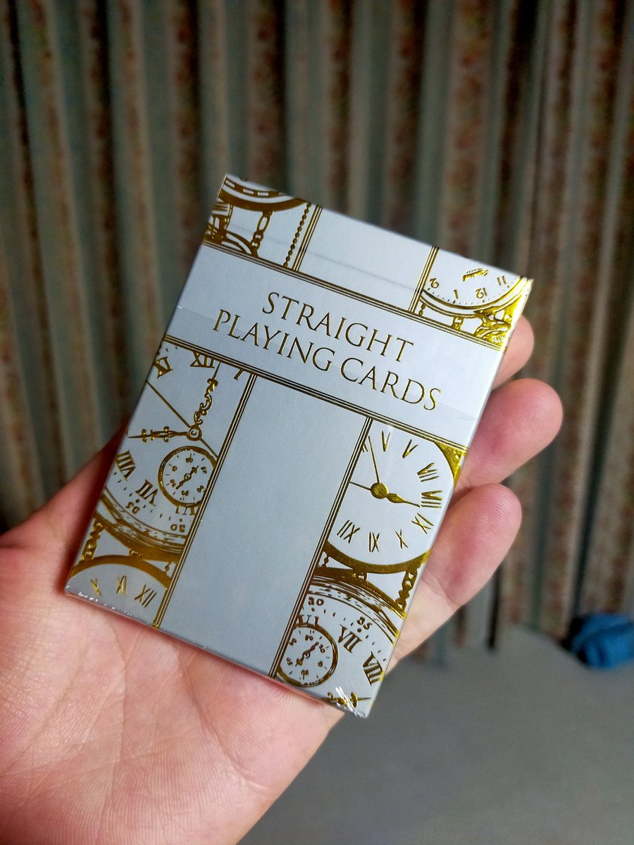 N_enusan's tweet photo. リアル脱出ゲーム名古屋で購入したデック(解説動画付きで¥1,500)

箱が金色でデザインされていて豪華、そして手によく馴染むデックです！
買って損はないと思いますよ！！
#リアル脱出ゲーム名古屋
#予言の箱 https://t.co/R9m1rl3UJN